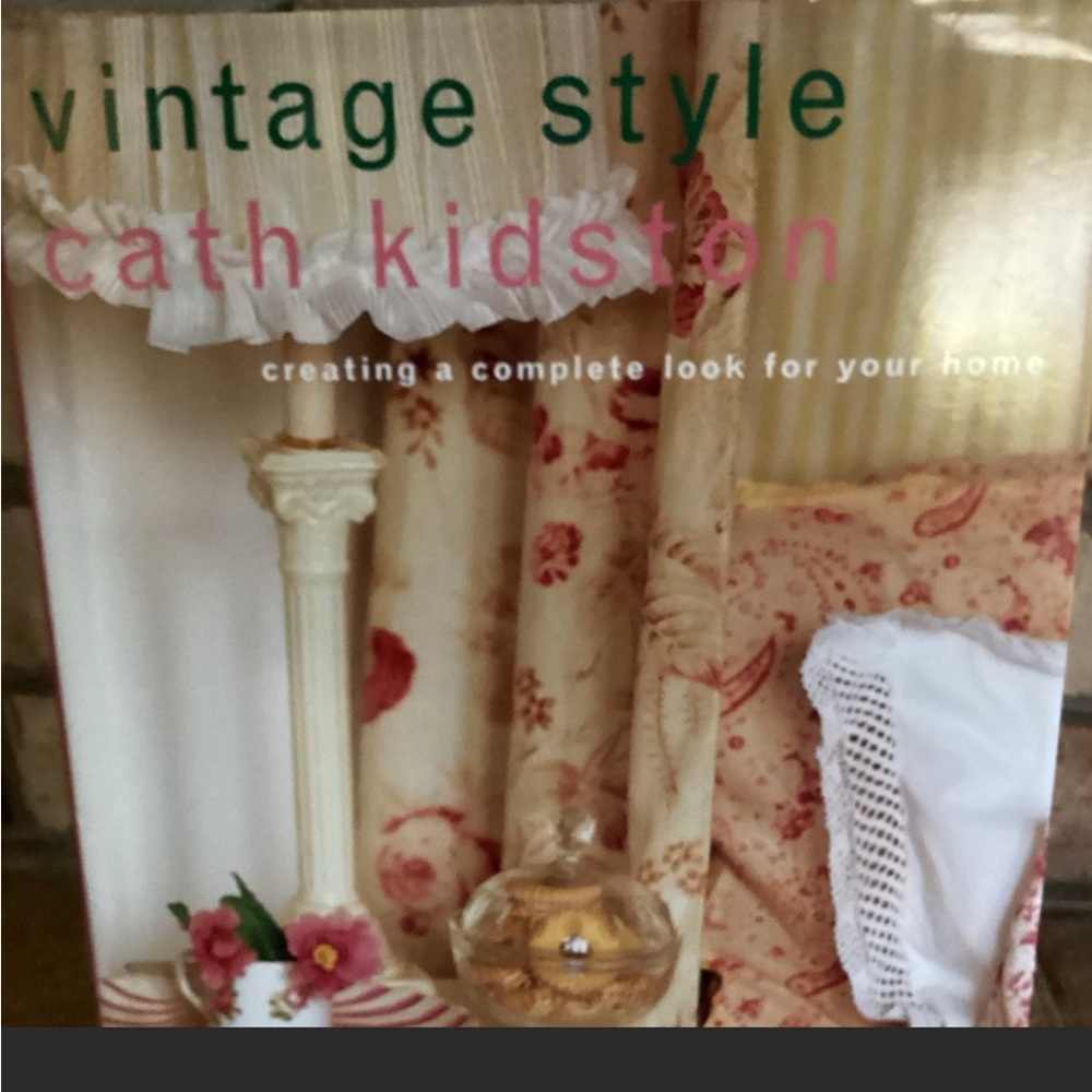 620. VINTAGE STYE DECORATING BOOK
